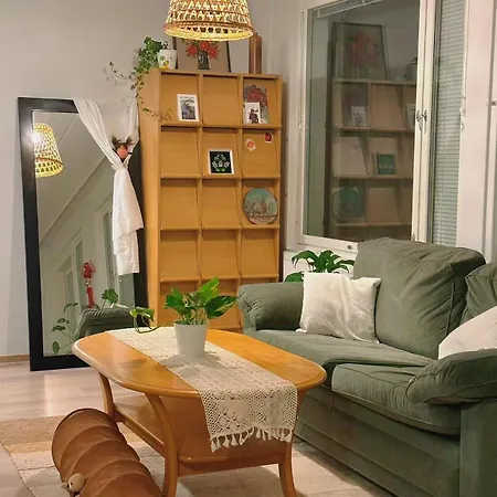 Bright & Cozy Female Guests Only